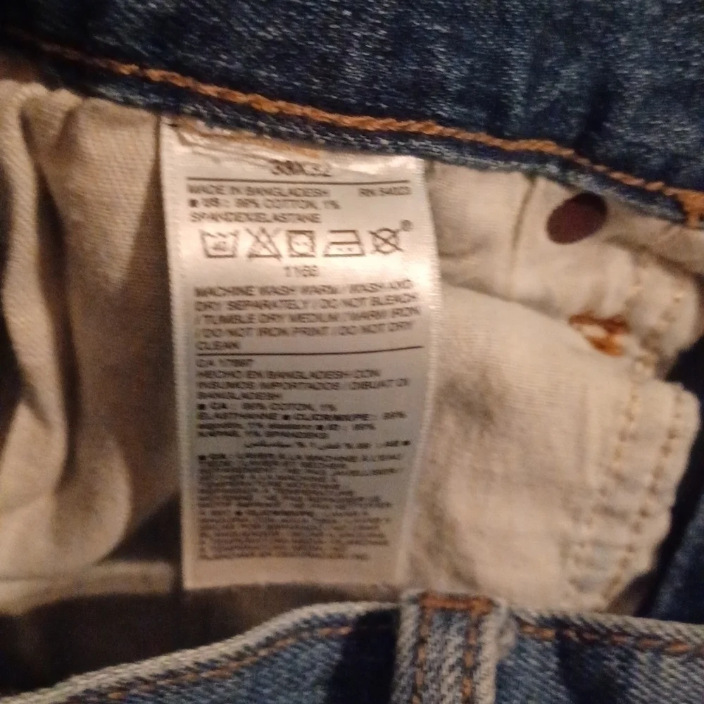 𝅺 Old Navy Jeans. Size 33x32. Medium wash slims. Good used condition.